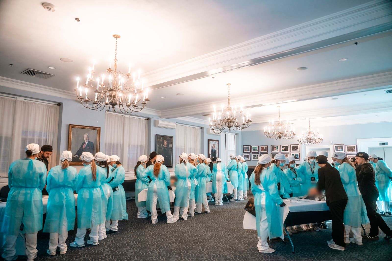 Turma do OTB em sessão demonstrativa de anatomia aplicada em ambiente acadêmico em Boston.