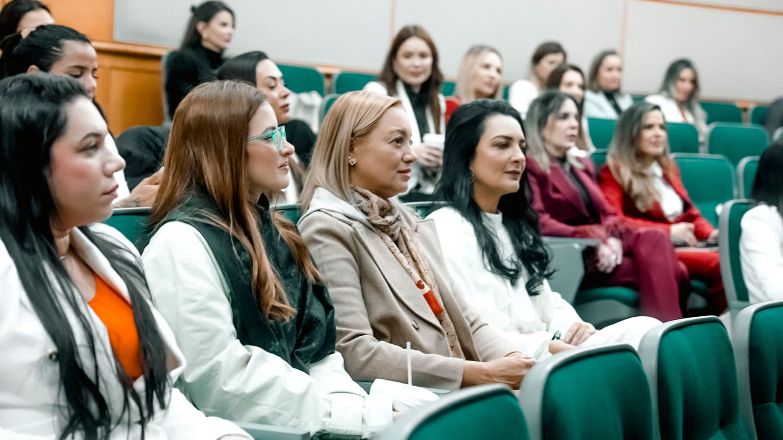 Profissionais de Saúde Estética assistindo a sessão executiva em auditório acadêmico em Boston.
