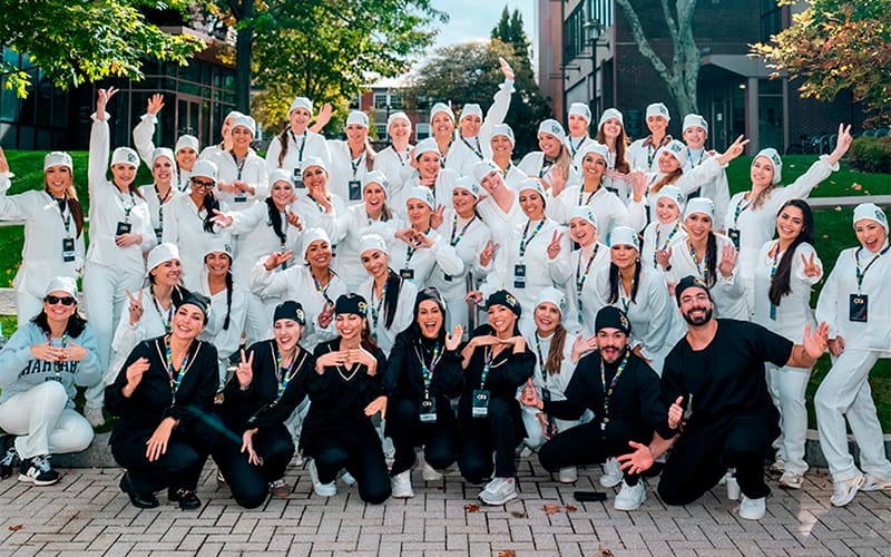 Turma completa do OTB reunida no campus em Boston, Estados Unidos, durante a imersão internacional.