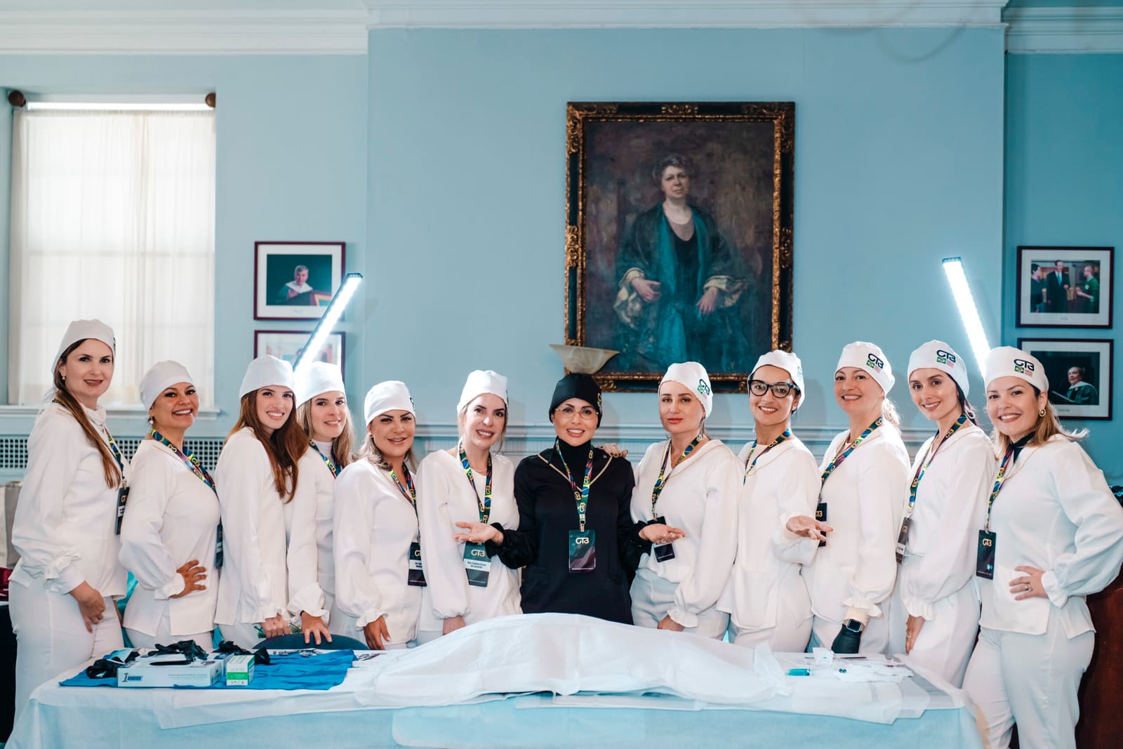 Grupo de alunas do OTB em jalecos, prontas para a sessão de prática anatômica em Boston.