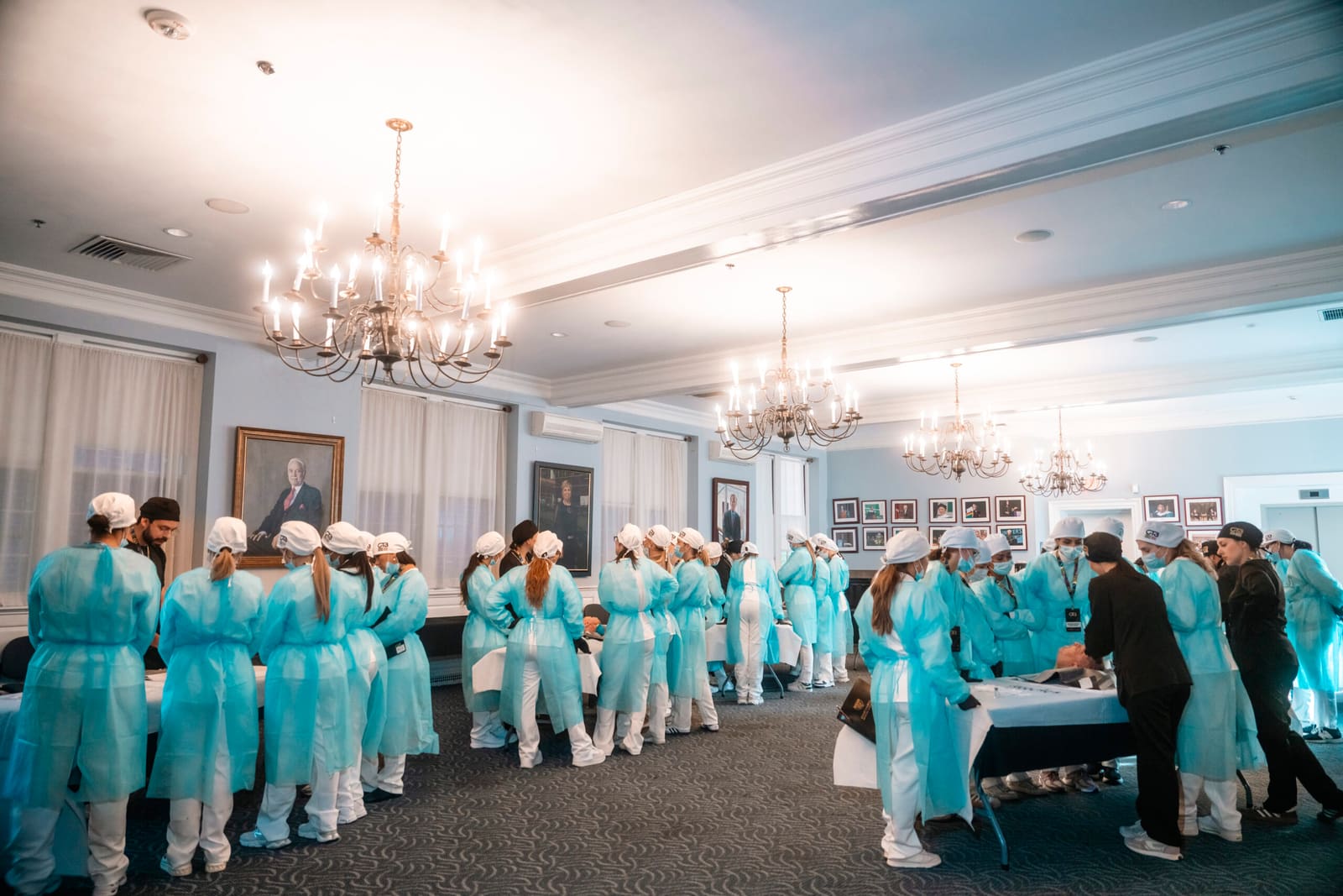 Turma do OTB em sessão demonstrativa de anatomia aplicada em ambiente acadêmico em Boston.